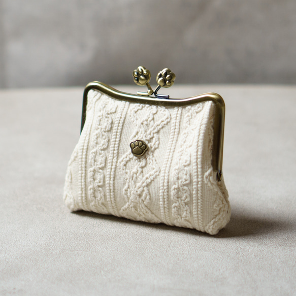 白猫・にゃんこ肉球のポーチ 1枚目の画像