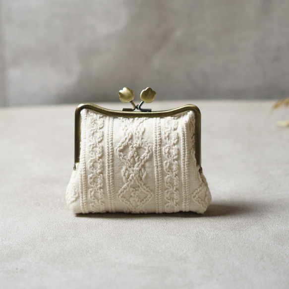 白猫・にゃんこ肉球のポーチ 2枚目の画像