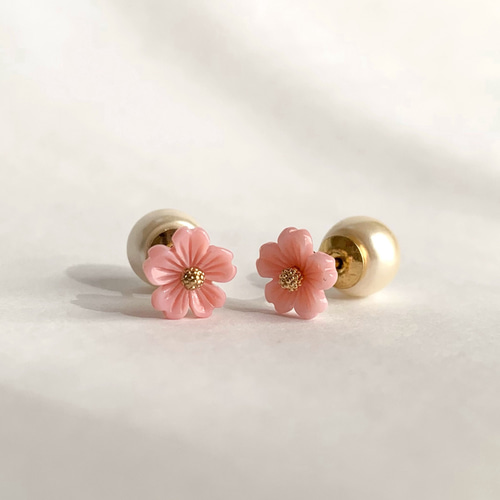 クイーンコンクシェルの桜咲くピアス/イヤリング（サージカル