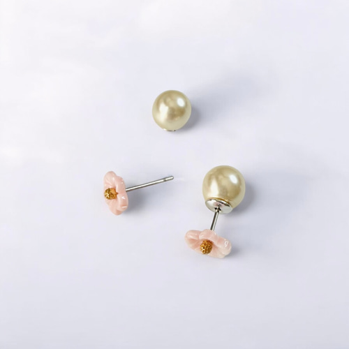クイーンコンクシェルの桜咲くピアス/イヤリング（サージカル