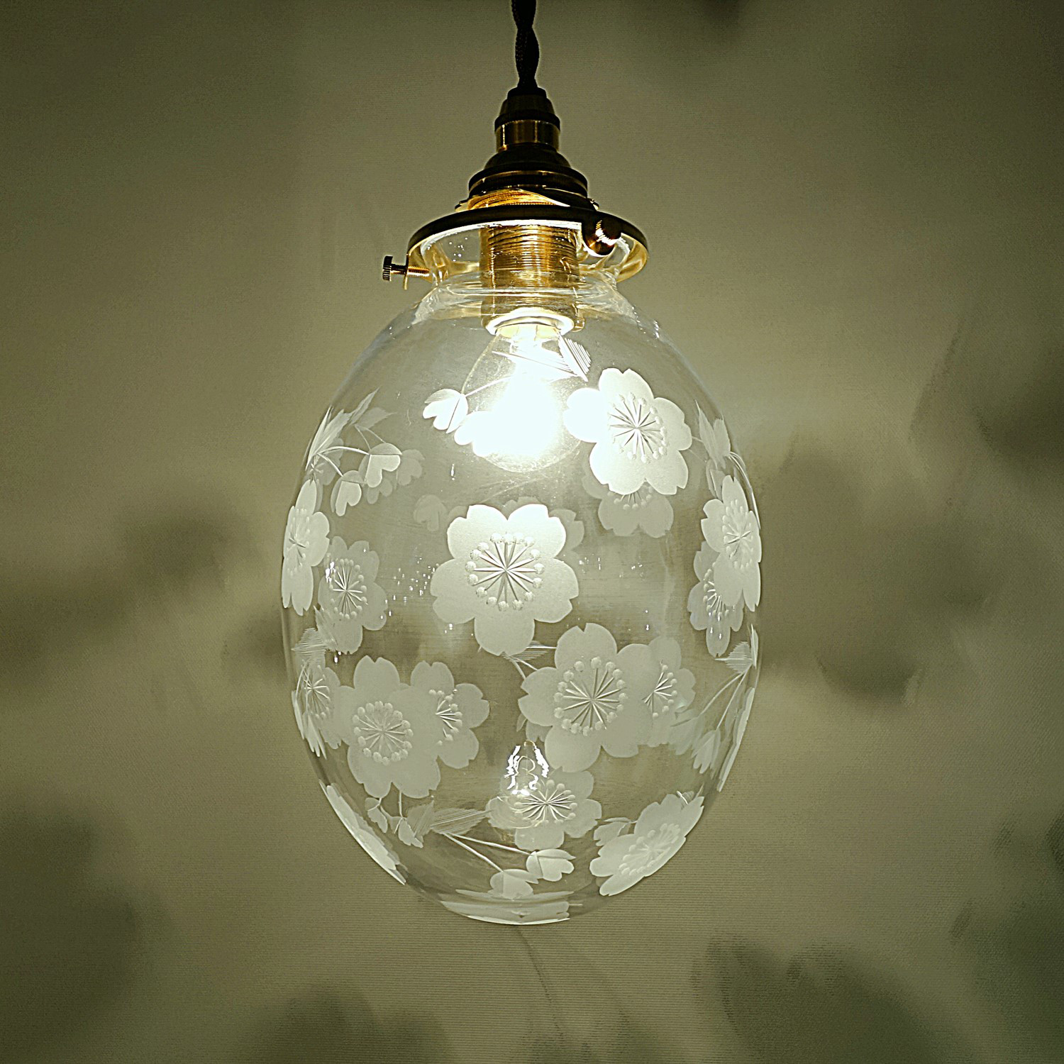 切子ガラス　桜柄　タマゴ型ペンダントライト　真鍮器具