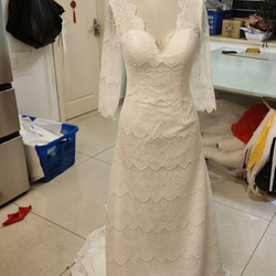 フランス風 ウエディングドレス オフホワイト 総レース Vネック 長袖 シアーな美しさ 結婚式 1枚目の画像