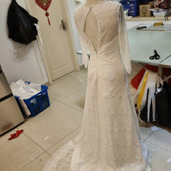 フランス風 ウエディングドレス オフホワイト 総レース Vネック 長袖 シアーな美しさ 結婚式 7枚目の画像