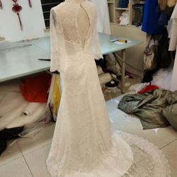 フランス風 ウエディングドレス オフホワイト 総レース Vネック 長袖 シアーな美しさ 結婚式 6枚目の画像