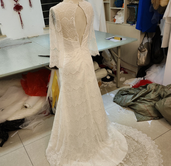 フランス風 ウエディングドレス オフホワイト 総レース Vネック 長袖 シアーな美しさ 結婚式 6枚目の画像