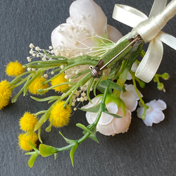 【送料無料】ミモザとラナンキュラスの花束コサージュ 3枚目の画像