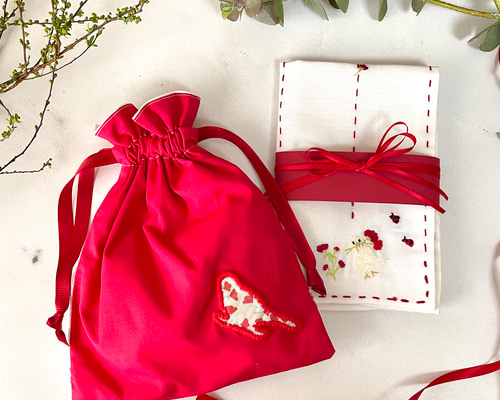 【ニー】白に赤が映えるロホリカンタ　刺し子　刺繍布　　フリンジ 赤糸刺繍飾り布 – France Antique 銀色アンティーク