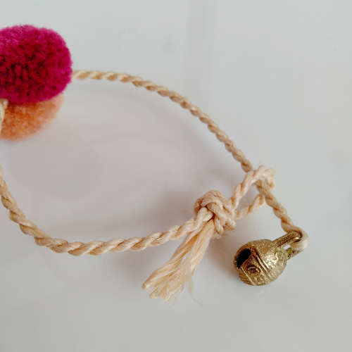 鈴付ポンポン精麻撚り紐お守りブレスレット ピンク ぼんぼり 日本産 野