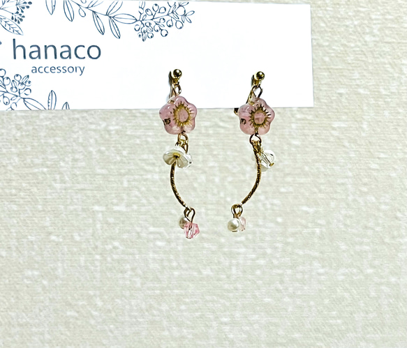 ピンクのチェコビーズのお花のイヤリング　〈サージカルステンレス〉 8枚目の画像