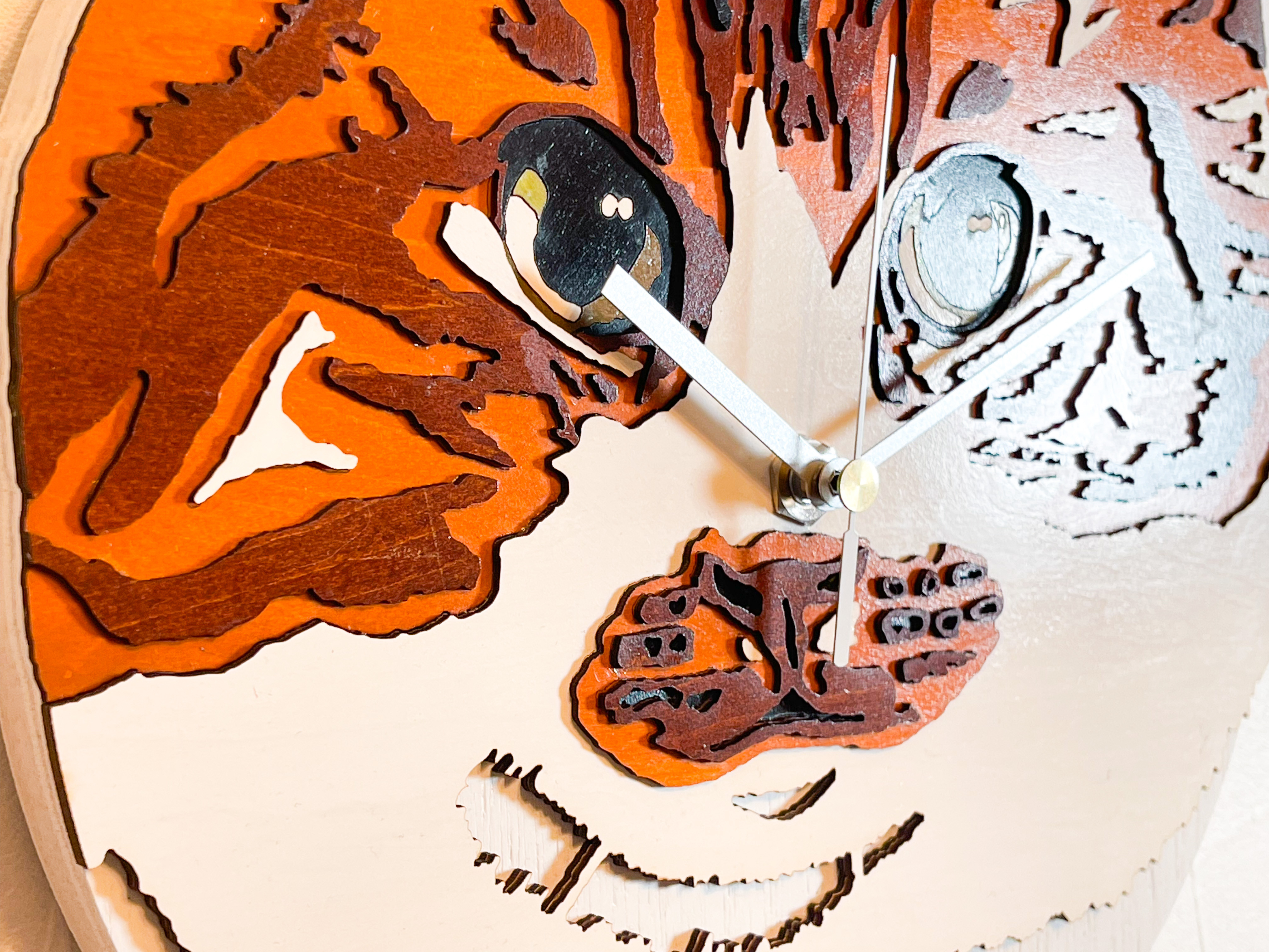 猫 の顔の掛け時計 （ ふくふく茶白 にゃんこ ）