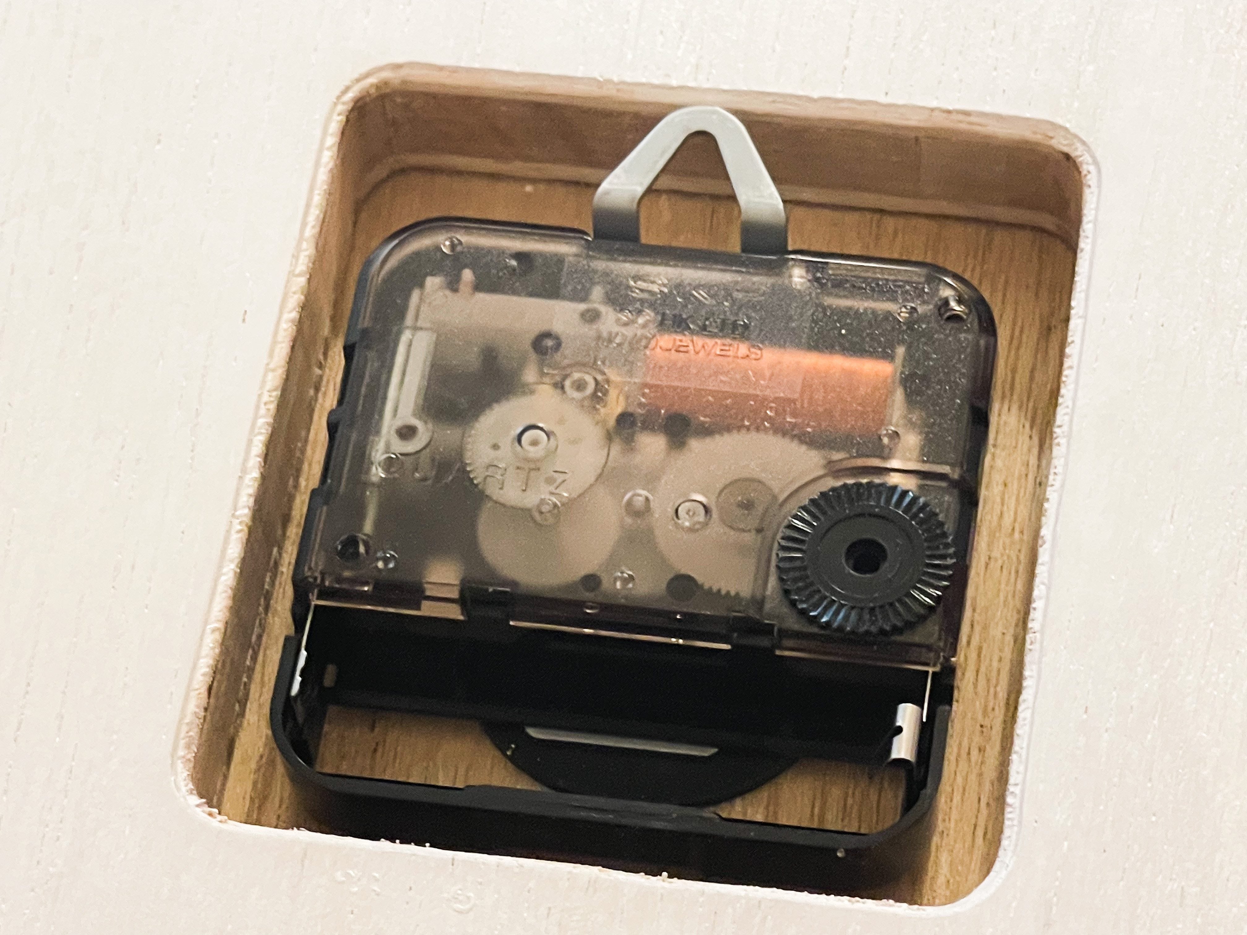 猫 の顔の掛け時計 （ ふくふく茶白 にゃんこ ）