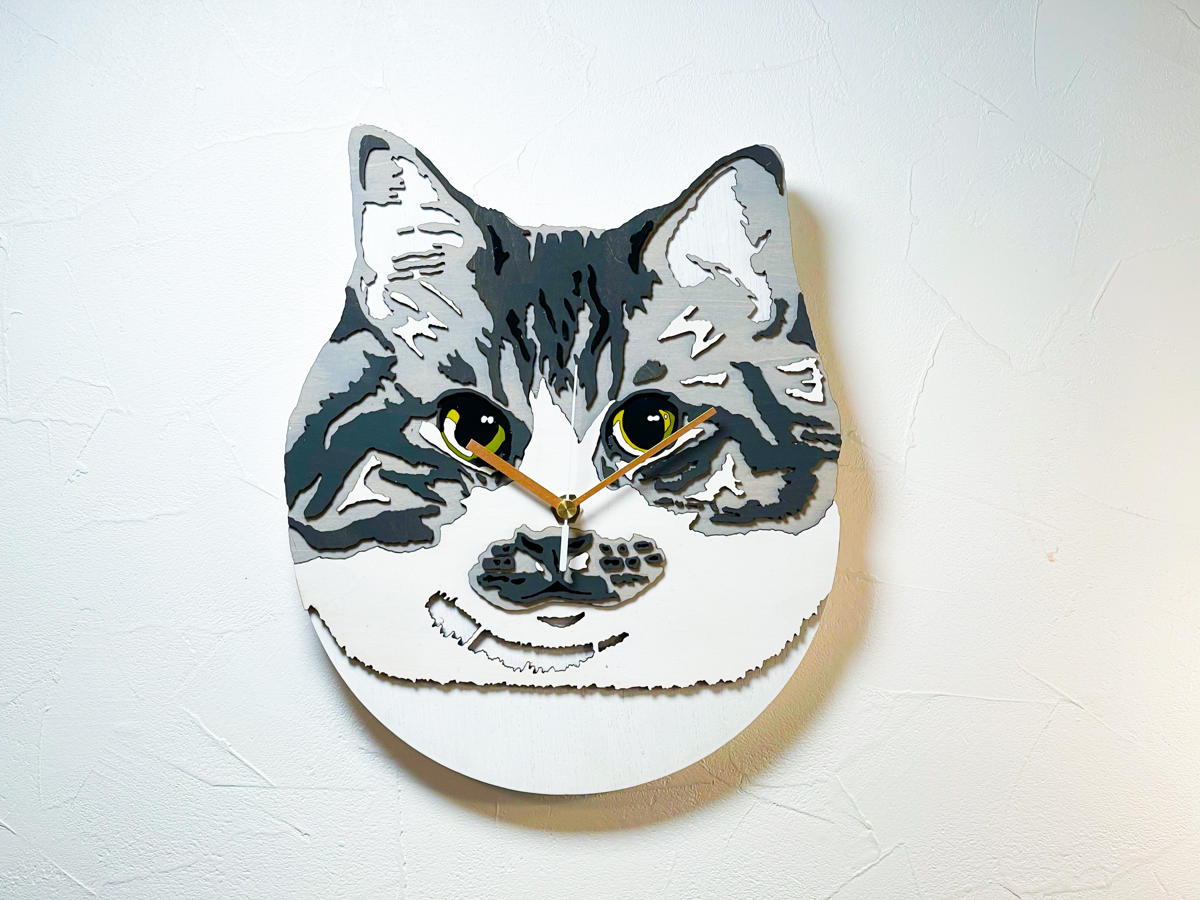 猫 の顔の掛け時計 （ ふくふくサバ白 にゃんこ ）
