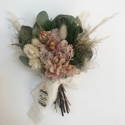 くすみピンクの紫陽花とヘリクリサムのミニブーケ　ドライフラワー　スワッグ 2枚目の画像