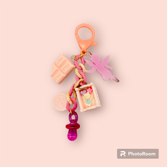 甘いお菓子とピンクの天使　ジャラジャラキーホルダー 1枚目の画像