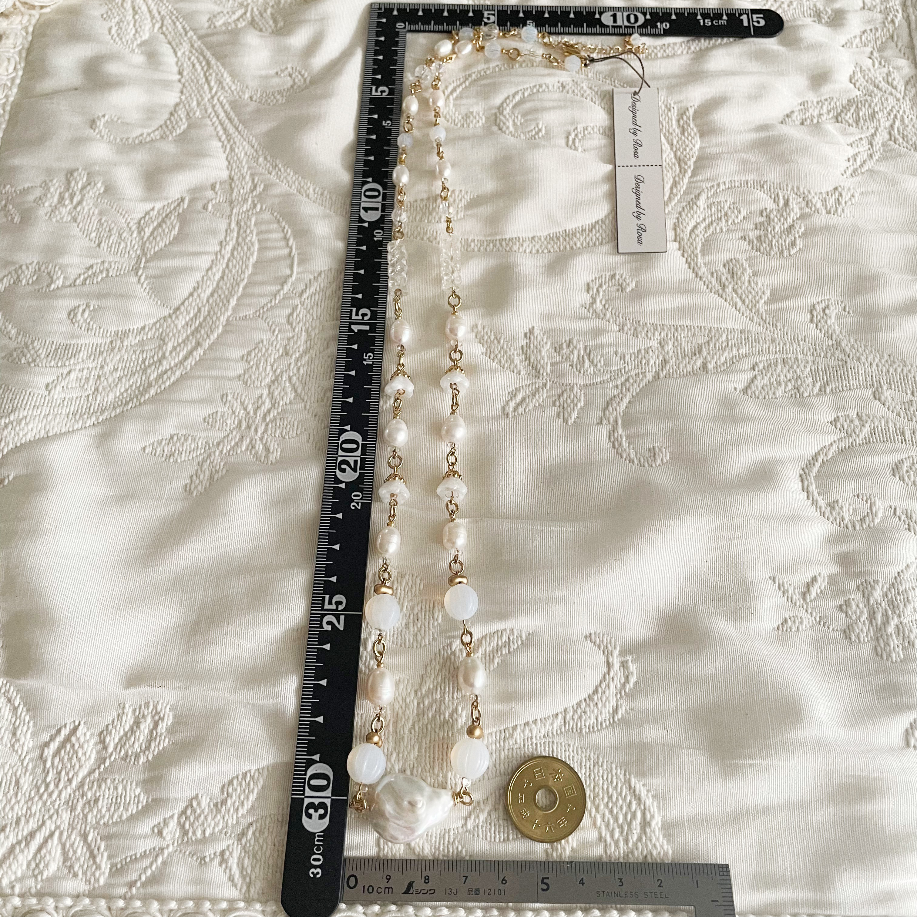 白い花びら舞う　大玉淡水バロックパールとヴィンテージビーズのネックレス