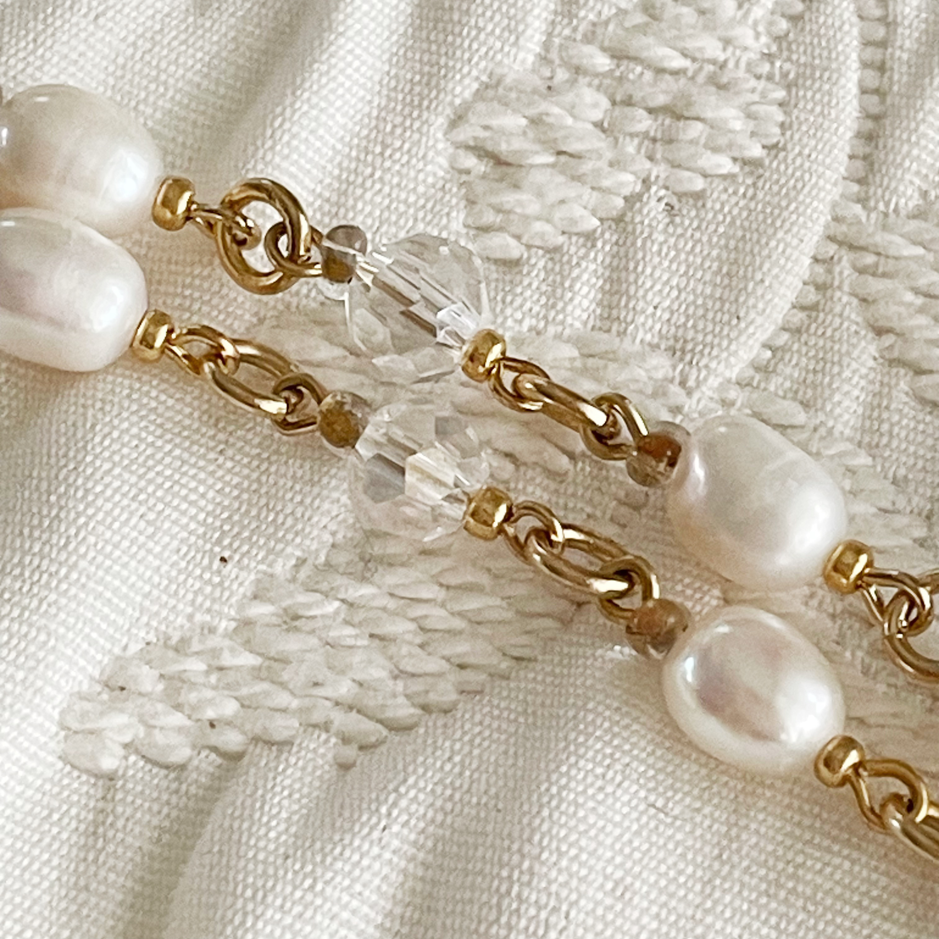 白い花びら舞う　大玉淡水バロックパールとヴィンテージビーズのネックレス