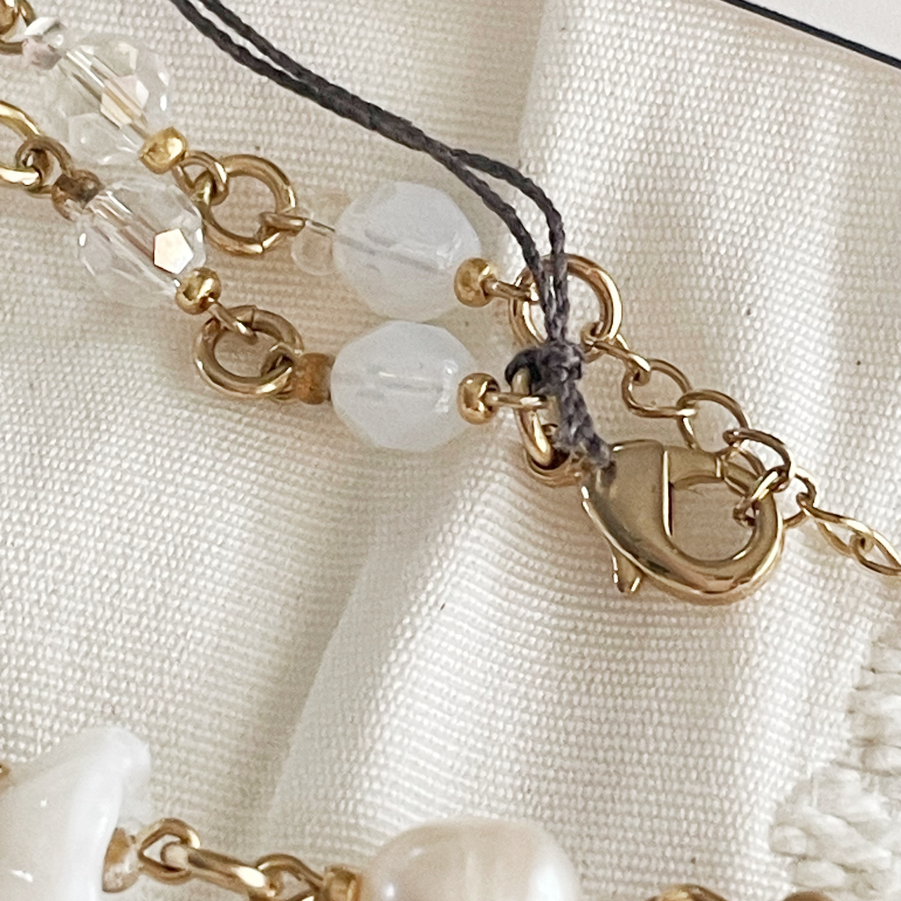 白い花びら舞う　大玉淡水バロックパールとヴィンテージビーズのネックレス