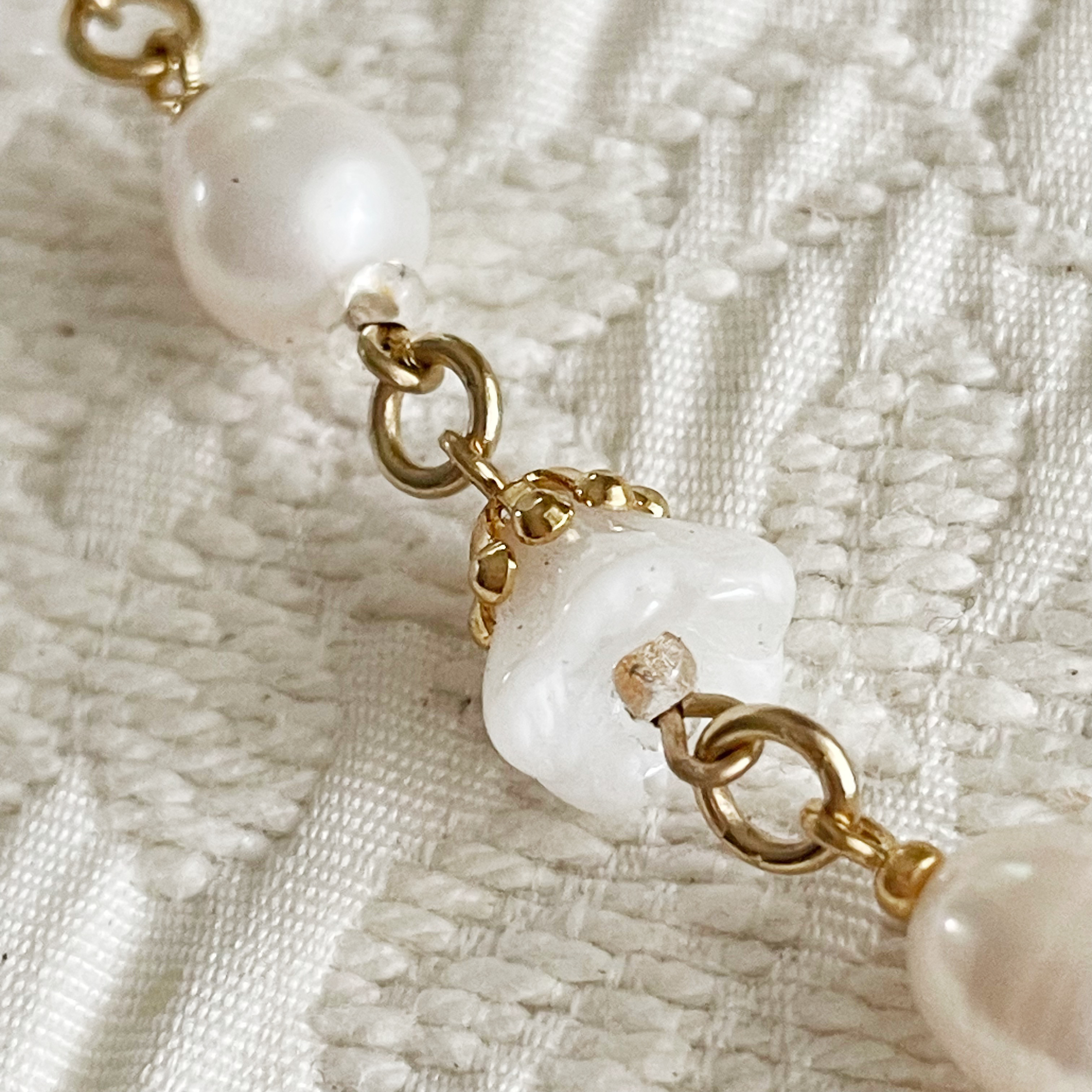 白い花びら舞う　大玉淡水バロックパールとヴィンテージビーズのネックレス