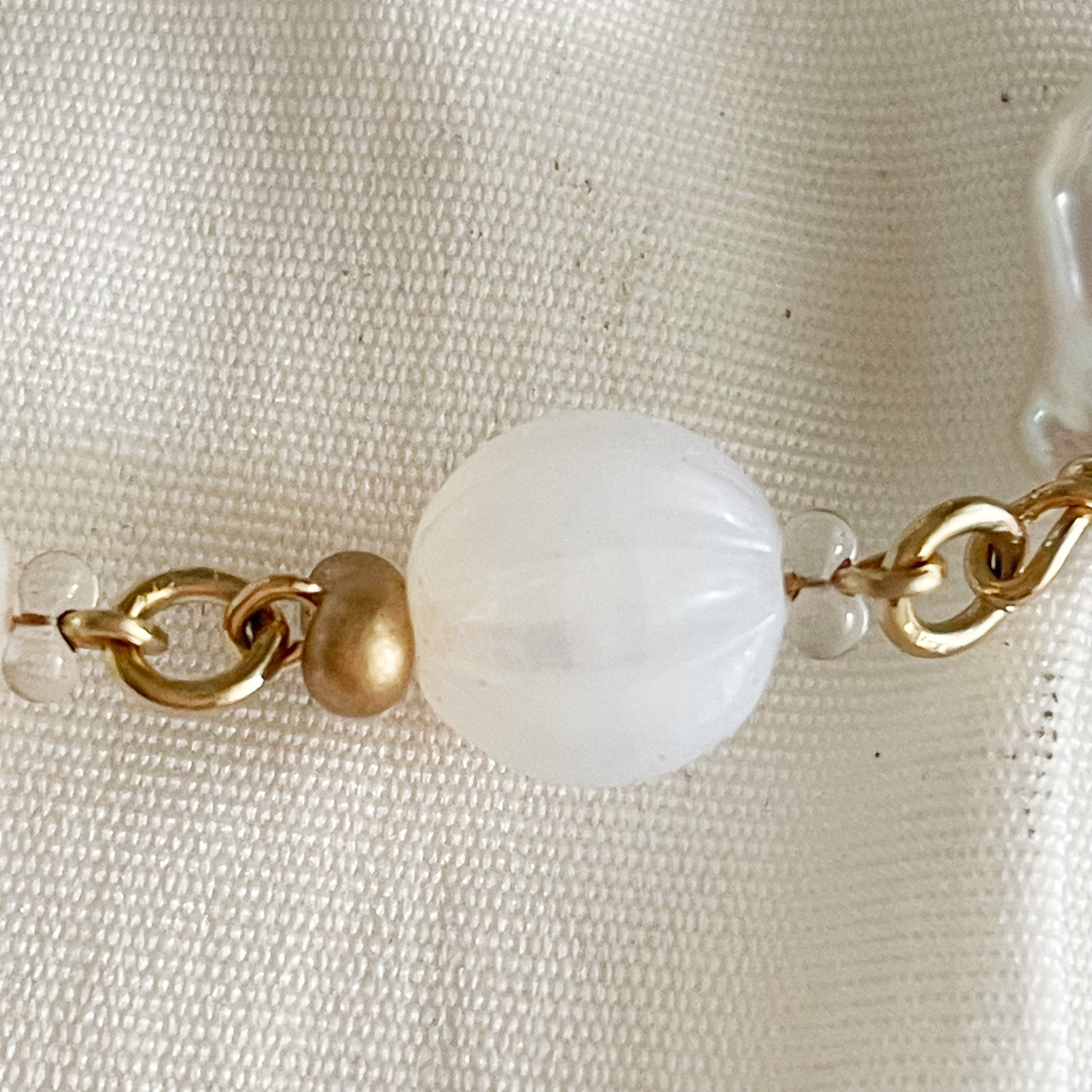 白い花びら舞う　大玉淡水バロックパールとヴィンテージビーズのネックレス