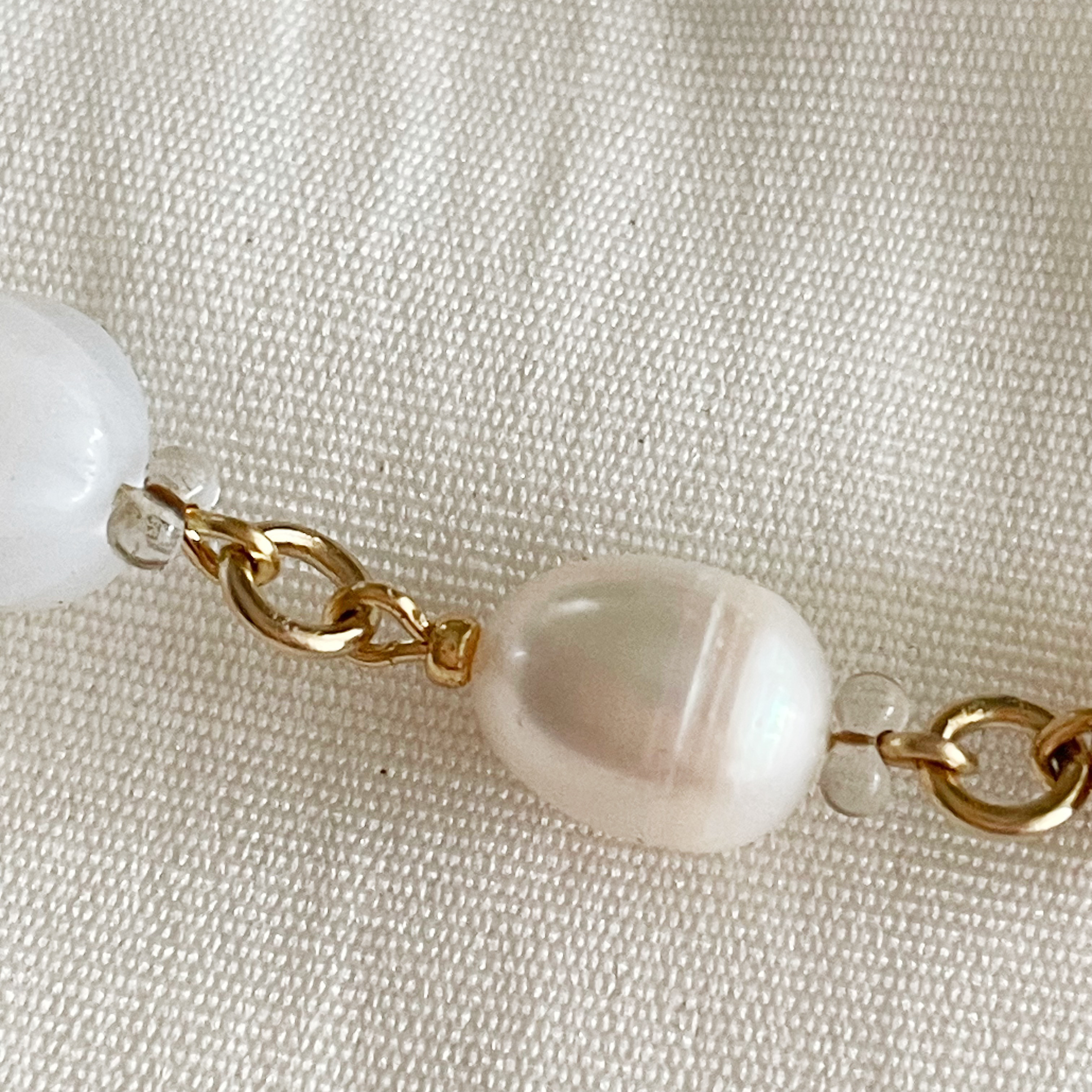 白い花びら舞う　大玉淡水バロックパールとヴィンテージビーズのネックレス