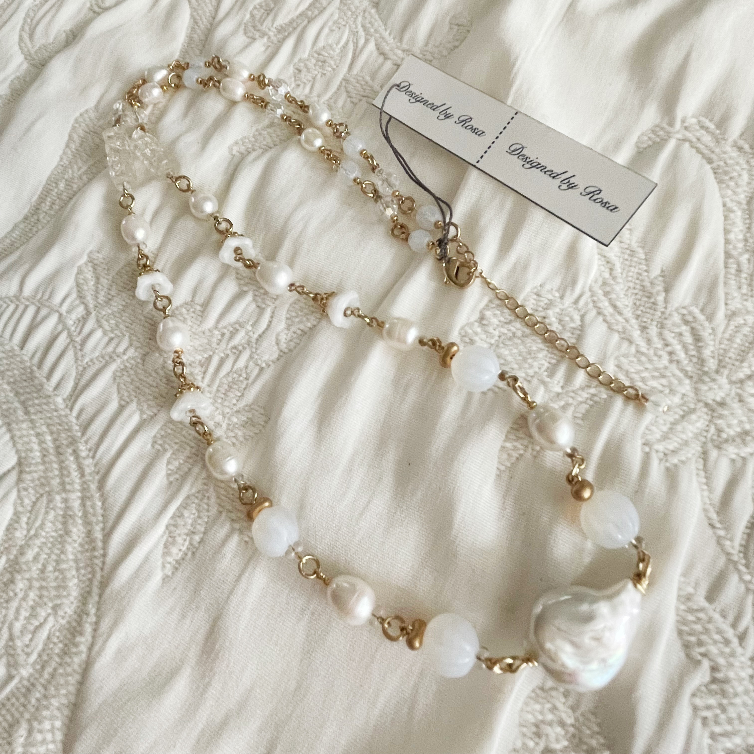 白い花びら舞う　大玉淡水バロックパールとヴィンテージビーズのネックレス