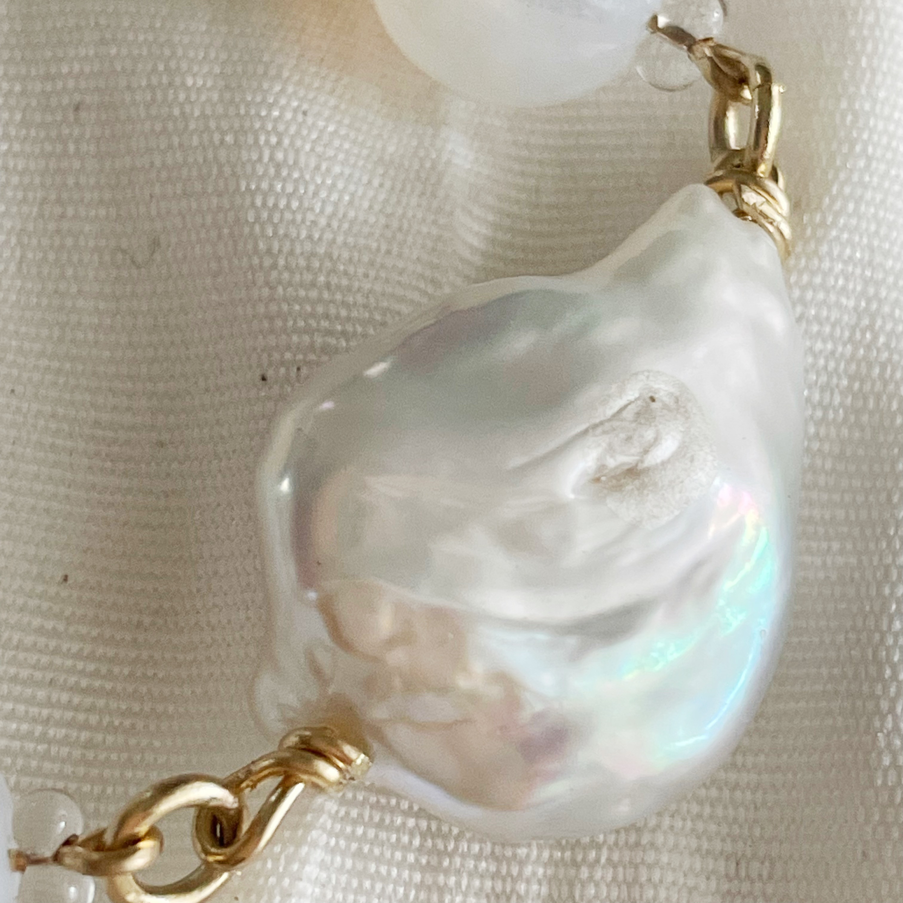 白い花びら舞う　大玉淡水バロックパールとヴィンテージビーズのネックレス