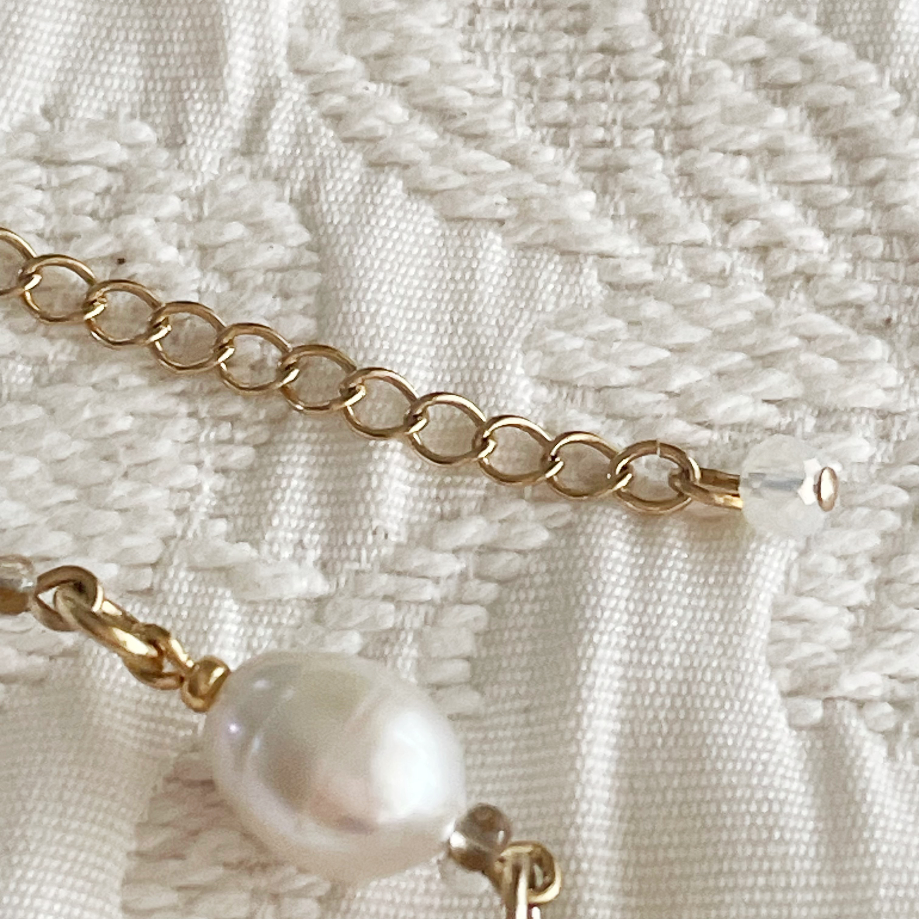 白い花びら舞う　大玉淡水バロックパールとヴィンテージビーズのネックレス