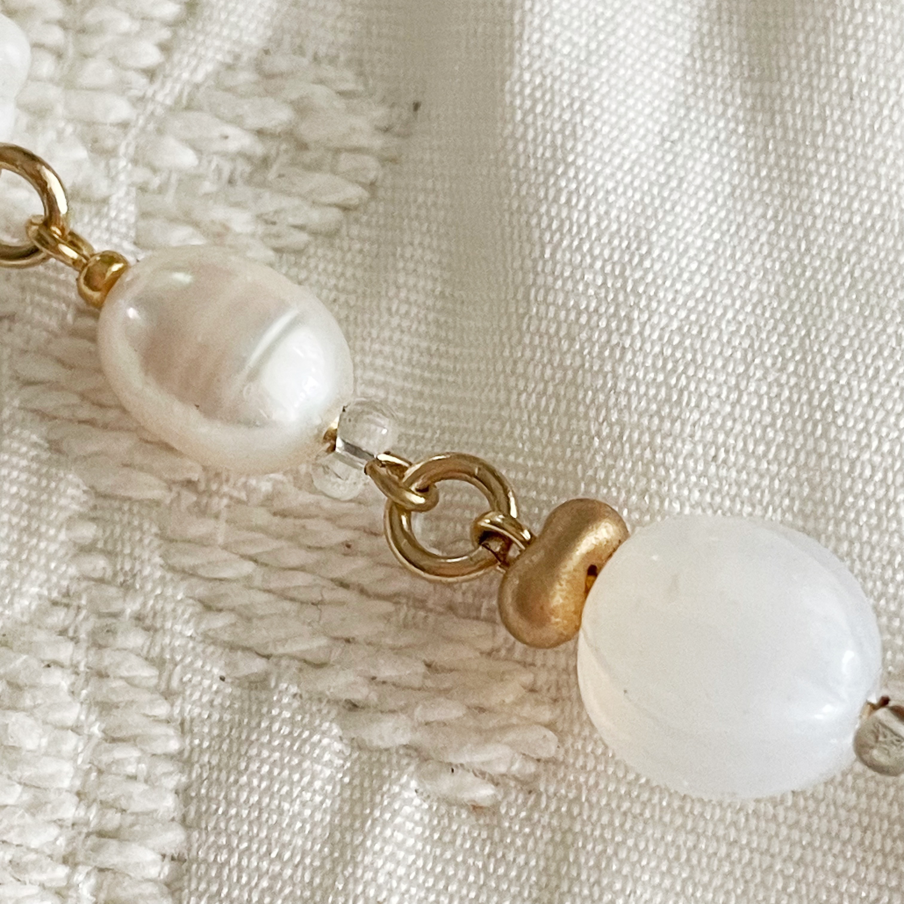 白い花びら舞う　大玉淡水バロックパールとヴィンテージビーズのネックレス