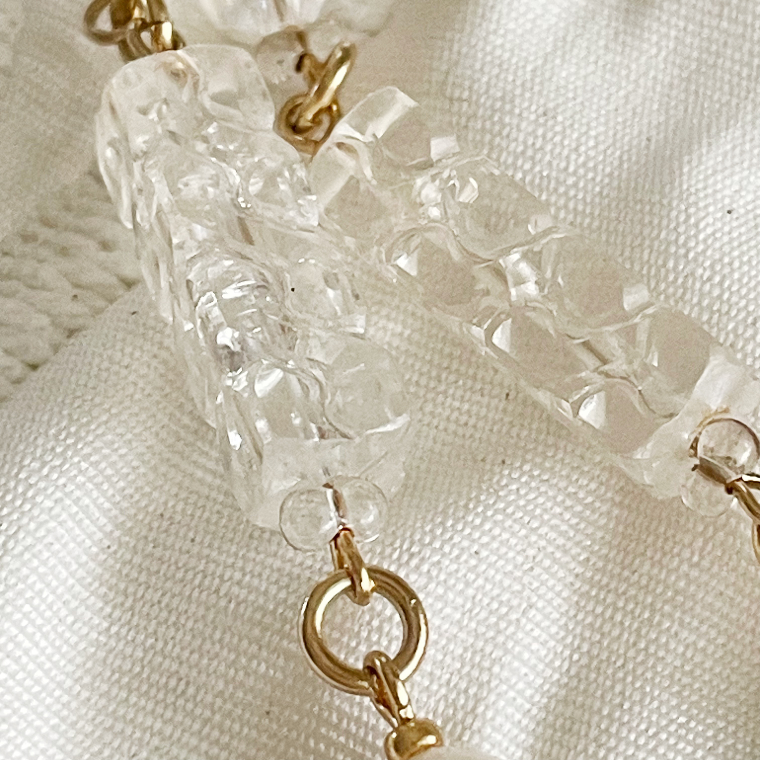 白い花びら舞う　大玉淡水バロックパールとヴィンテージビーズのネックレス