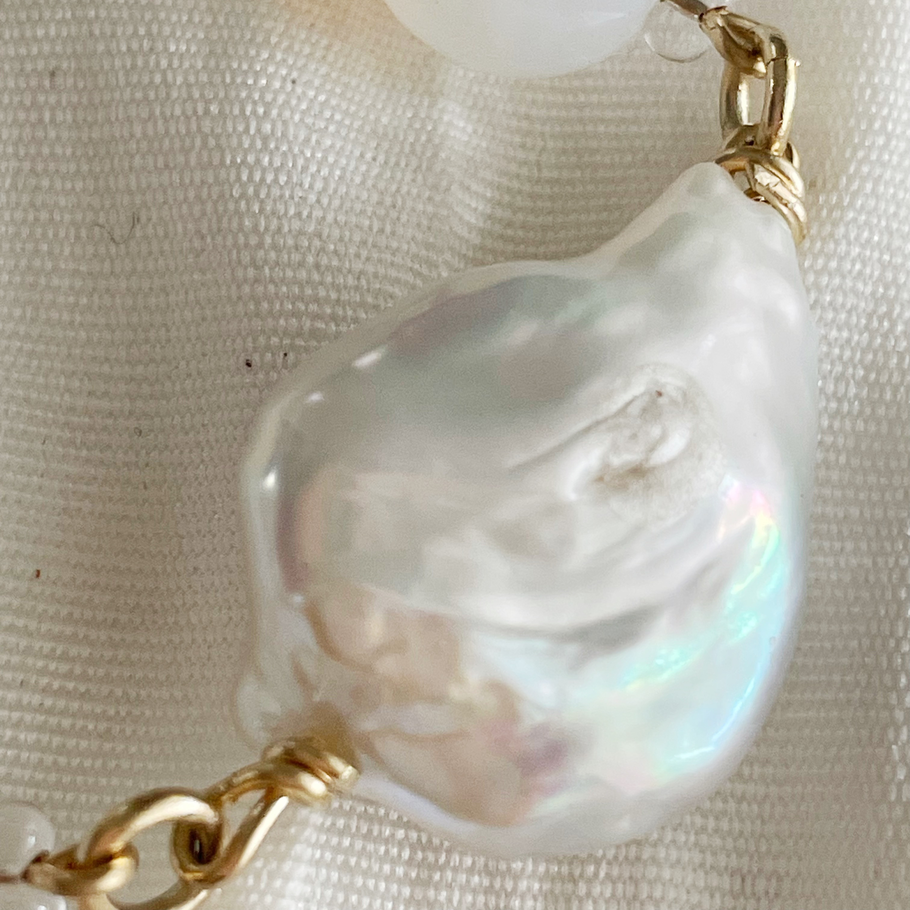 白い花びら舞う　大玉淡水バロックパールとヴィンテージビーズのネックレス