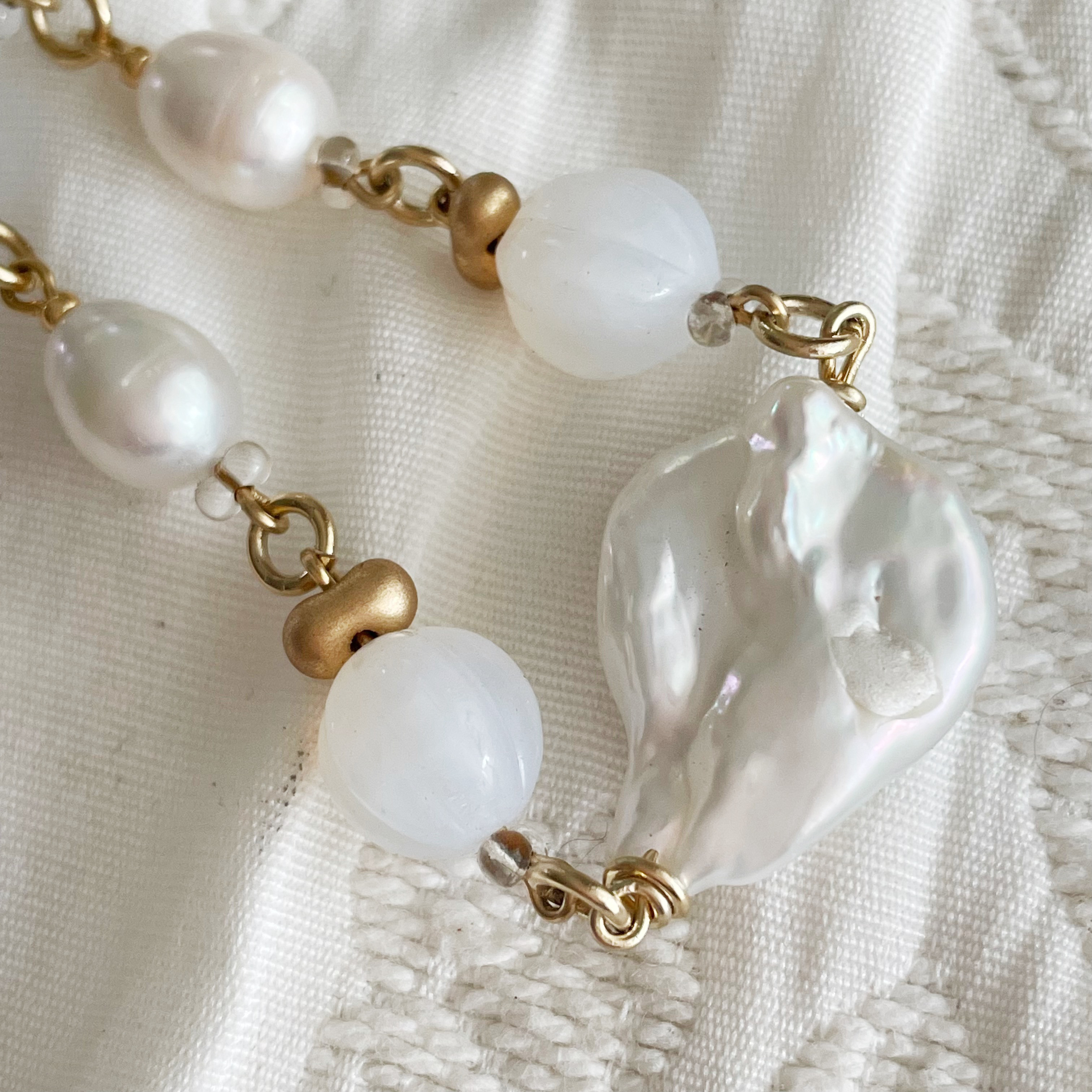 白い花びら舞う　大玉淡水バロックパールとヴィンテージビーズのネックレス