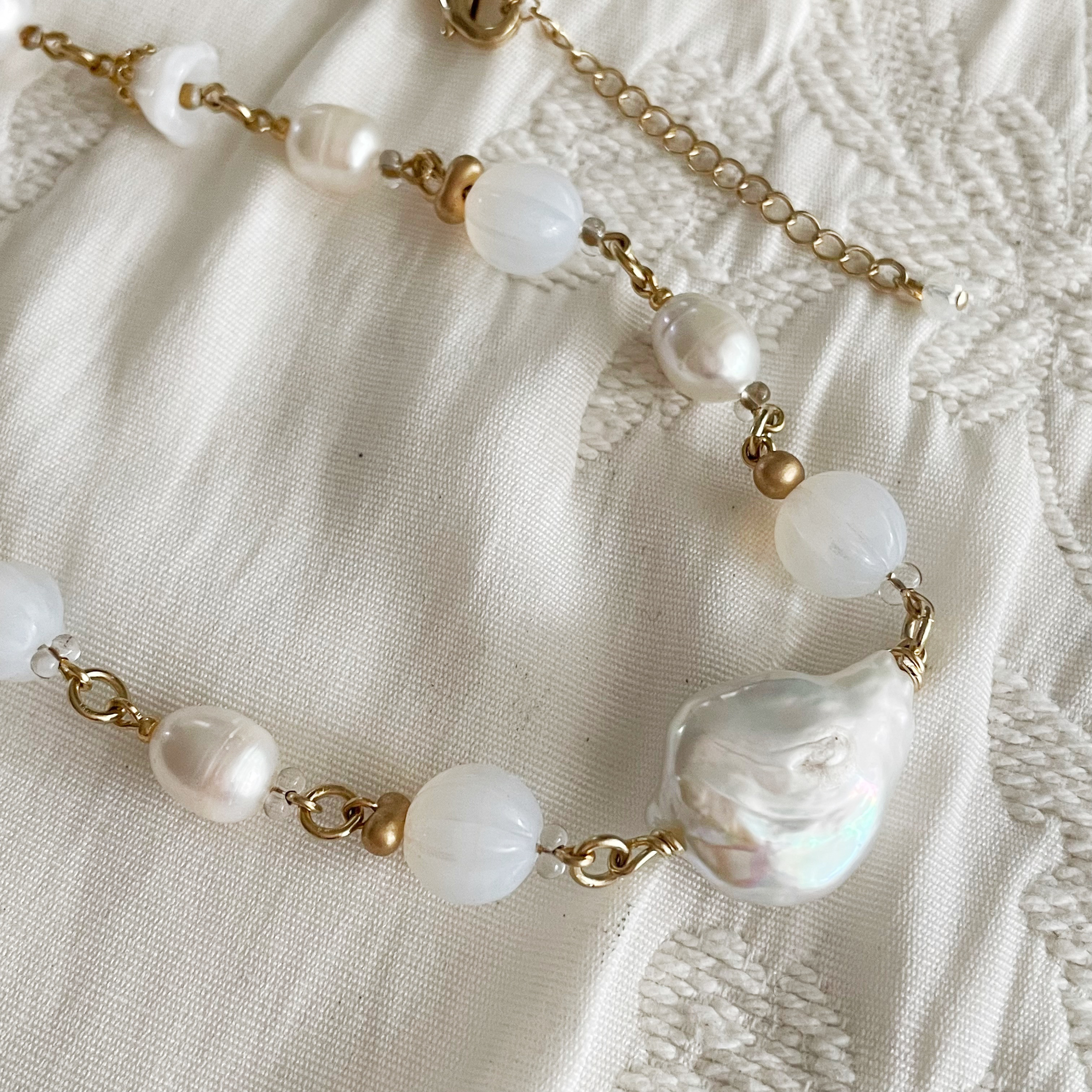 白い花びら舞う　大玉淡水バロックパールとヴィンテージビーズのネックレス