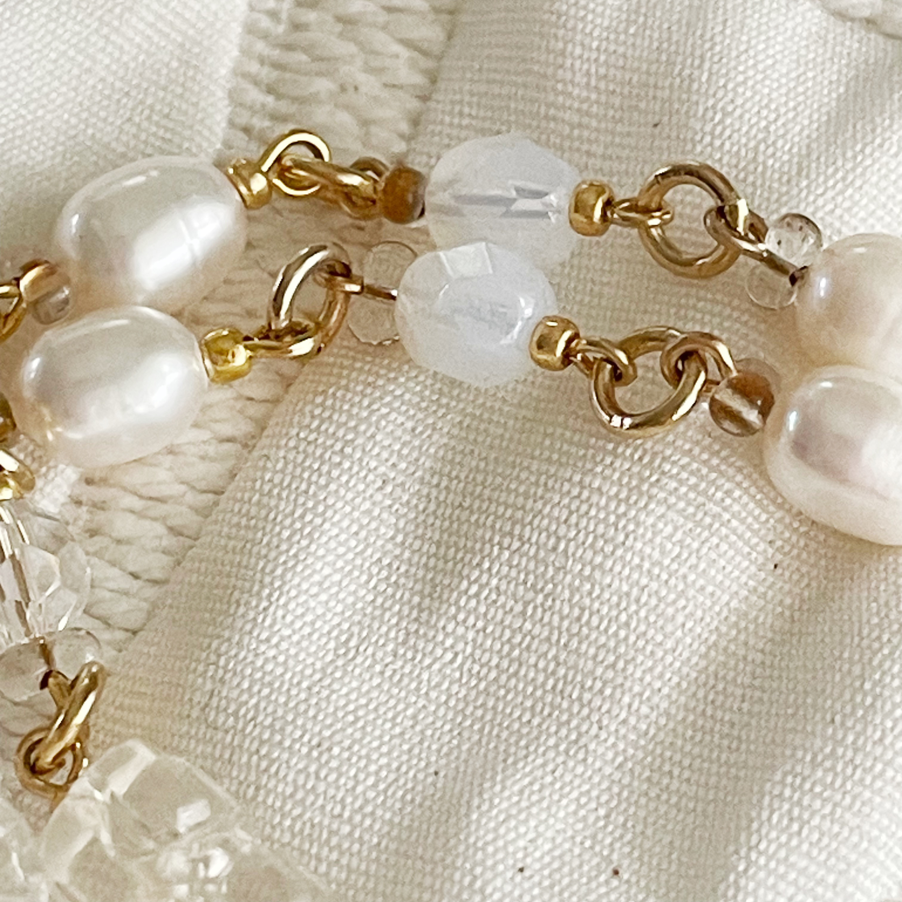 白い花びら舞う　大玉淡水バロックパールとヴィンテージビーズのネックレス