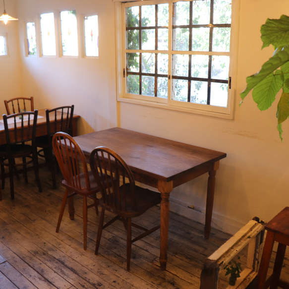 ヒノキW1400奥行700 シャビー調　レトロ　ろくろ足　カウンターテーブル ダイニングテーブル・木足　テーブル お写真はw1200サイズの見本です 撮影の際は自然光や白熱灯があたっております イス 椅子 小物類は撮影用でついていません