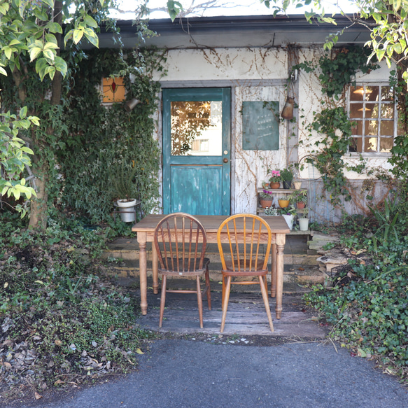 ヒノキW1400奥行700 シャビー調　レトロ　ろくろ足　カウンターテーブル ダイニングテーブル・木足　テーブル お写真はw1200サイズの見本です 撮影の際は自然光や白熱灯があたっております イス 椅子 小物類は撮影用でついていません