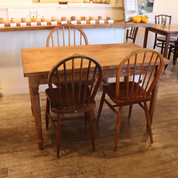 ヒノキW1400奥行700 シャビー調　レトロ　ろくろ足　カウンターテーブル ダイニングテーブル・木足　テーブル お写真はw1200サイズの見本です 撮影の際は自然光や白熱灯があたっております イス 椅子 小物類は撮影用でついていません