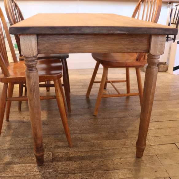 ヒノキW1400奥行700 シャビー調　レトロ　ろくろ足　カウンターテーブル ダイニングテーブル・木足　テーブル お写真はw1200サイズの見本です 撮影の際は自然光や白熱灯があたっております イス 椅子 小物類は撮影用でついていません