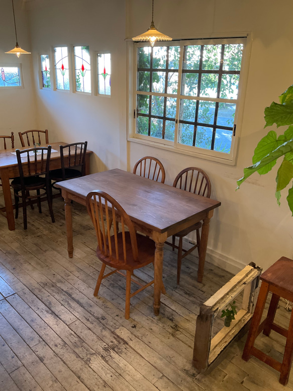 ヒノキW1400奥行700 シャビー調　レトロ　ろくろ足　カウンターテーブル ダイニングテーブル・木足　テーブル お写真はw1200サイズの見本です 撮影の際は自然光や白熱灯があたっております イス 椅子 小物類は撮影用でついていません