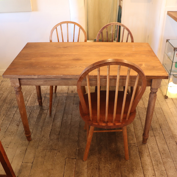 ヒノキW1400奥行700 シャビー調　レトロ　ろくろ足　カウンターテーブル ダイニングテーブル・木足　テーブル お写真はw1200サイズの見本です 撮影の際は自然光や白熱灯があたっております イス 椅子 小物類は撮影用でついていません