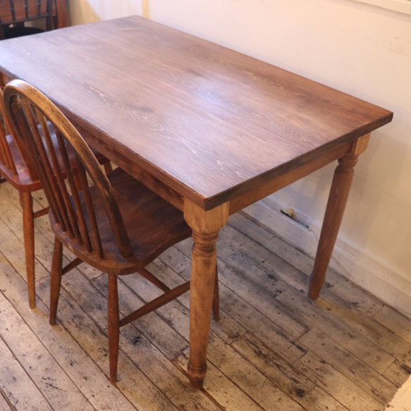 ヒノキW1400奥行700 シャビー調　レトロ　ろくろ足　カウンターテーブル ダイニングテーブル・木足　テーブル お写真はw1200サイズの見本です 撮影の際は自然光や白熱灯があたっております イス 椅子 小物類は撮影用でついていません