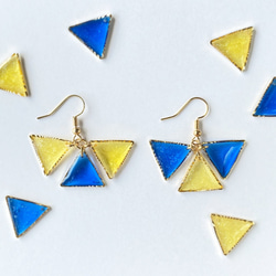 きらきら三角（黄色と青色）ピアス・イヤリング 1枚目の画像