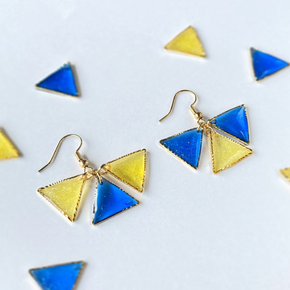 きらきら三角（黄色と青色）ピアス・イヤリング 2枚目の画像