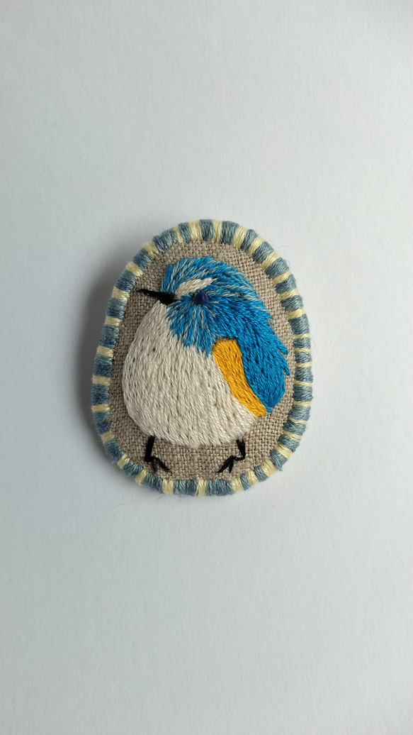 小鳥の刺繍ブローチ 1枚目の画像