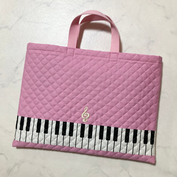 レッスンバッグ30×40（ピアノ鍵盤柄ピンク、ト音記号モチーフ付き） 2枚目の画像