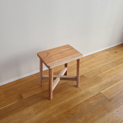 【ワケありな逸品】けやき一枚板スツール　椅子　サイドテーブル　花台　欅　無垢　自然　ナチュラル　天然 1枚目の画像