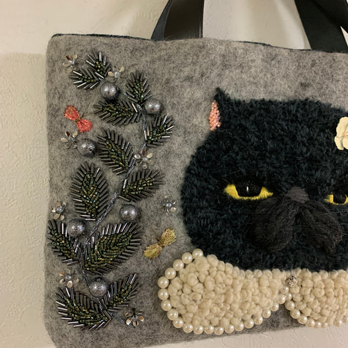 ビーズと黒猫さん刺繍 羊毛フェルト生地のバッグ ハンドバッグ はな 
