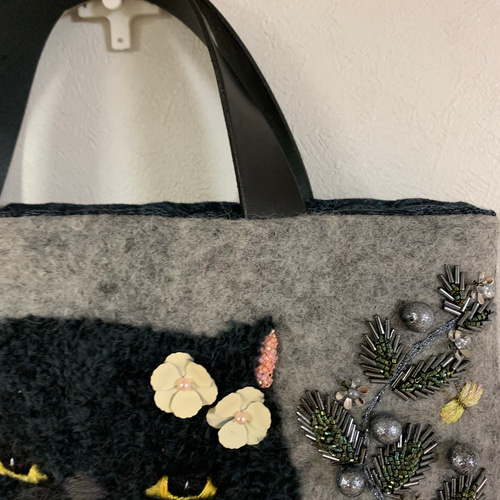ビーズと黒猫さん刺繍 羊毛フェルト生地のバッグ ハンドバッグ はな 