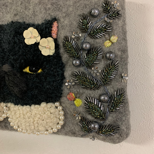 ビーズと黒猫さん刺繍 羊毛フェルト生地のバッグ ハンドバッグ はな 