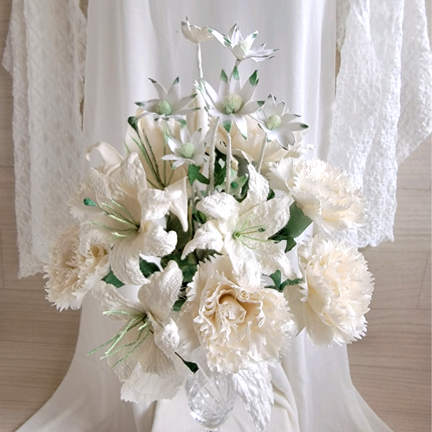 正絹布花ブーケ「永結eiyu] ユリとカーネーションとフランネルフラワーのホワイトブーケ～ブートニア付き1点もの送料無料