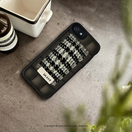 iPhone 16/15/14/13/12/SE3 ブラックスタイルマットな感触の落下